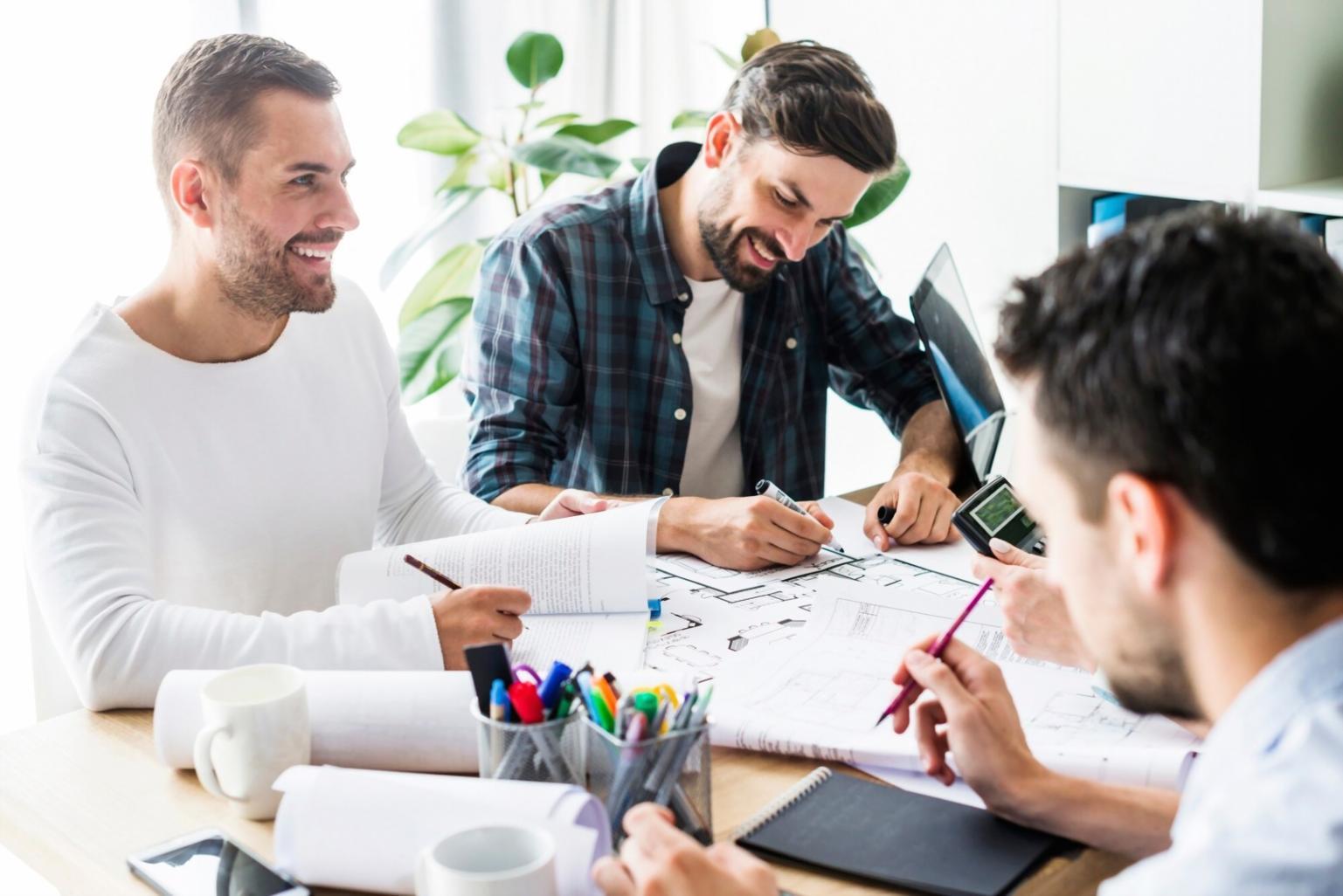 Étudiants internationaux travaillant ensemble sur leur budget